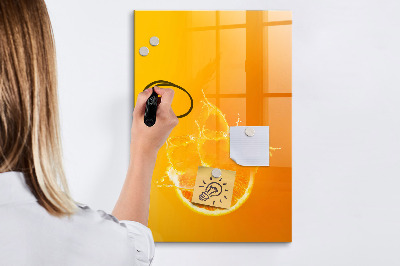 Pizarra borrable de cristal con imanes Un tablero colorido para fotos y notas.