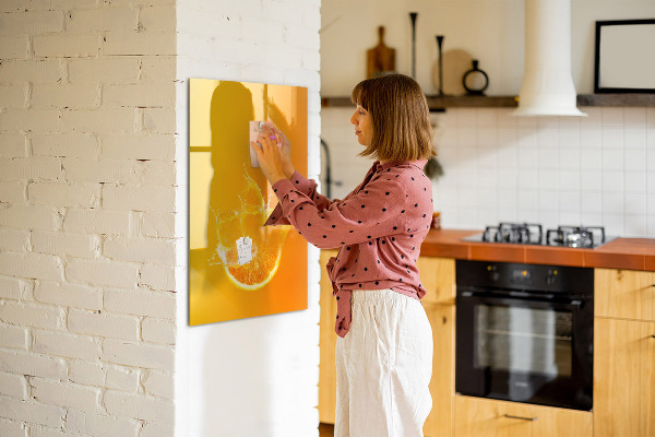 Pizarra borrable de cristal con imanes Un tablero colorido para fotos y notas.