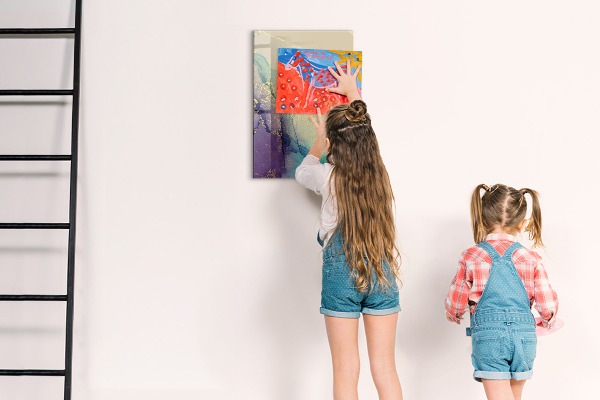 Pizarra magnética de pared con rotulador Recuerdos coloridos en un tablero de corcho