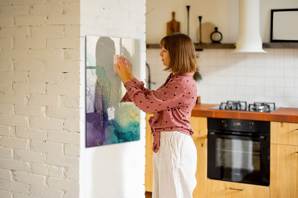 Pizarra magnética de pared con rotulador Recuerdos coloridos en un tablero de corcho