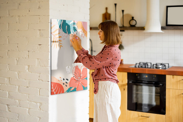 Pizarra magnética de pared con rotulador Un tablero colorido para notas y fotos.