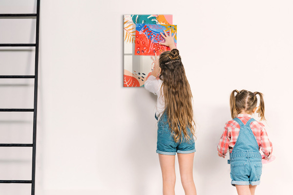 Pizarra magnética de pared con rotulador Un tablero colorido para notas y fotos.