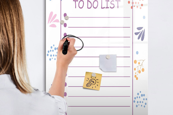 Pizarra magnética de pared con rotulador Un tablero colorido para notas y fotos.