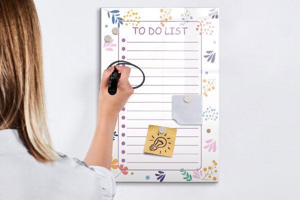 Pizarra magnética de pared con rotulador Un tablero colorido para notas y fotos.