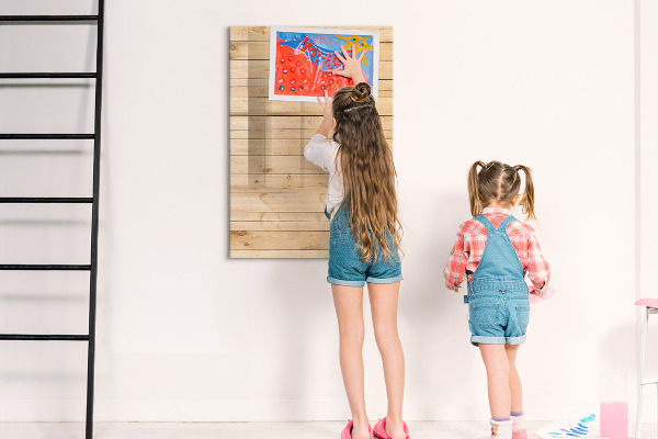 Pizarra magnética de pared con rotulador Tablero de notas sobre un fondo de madera