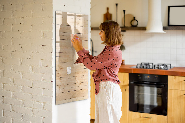 Pizarra magnética de pared con rotulador Tablero de notas sobre un fondo de madera