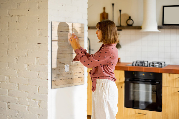 Pizarra magnética de pared con rotulador Tablero de notas sobre un fondo de madera