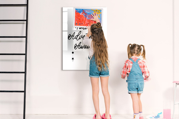 Pizarra magnética de pared con rotulador Un espacio creativo para recuerdos y fotos.