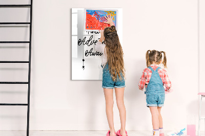 Pizarra magnética de pared con rotulador Un espacio creativo para recuerdos y fotos.