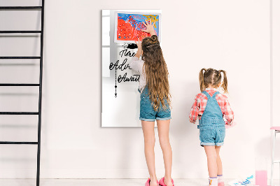 Pizarra magnética de pared con rotulador Un espacio creativo para recuerdos y fotos.