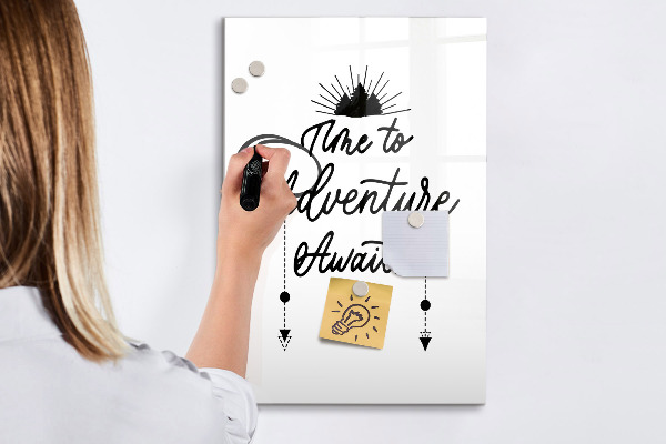 Pizarra magnética de pared con rotulador Un espacio creativo para recuerdos y fotos.