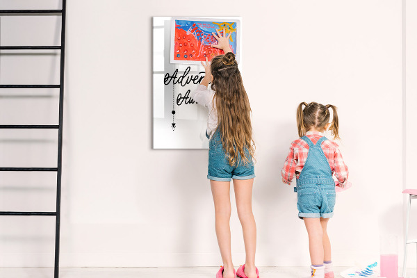 Pizarra magnética de pared con rotulador Un espacio creativo para recuerdos y fotos.