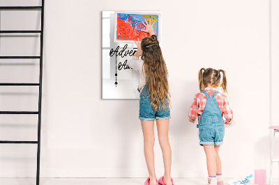 Pizarra magnética de pared con rotulador Un espacio creativo para recuerdos y fotos.