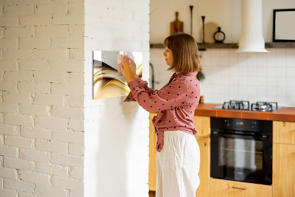 Pizarra magnética de pared con rotulador Un espacio moderno para presentar fotografías