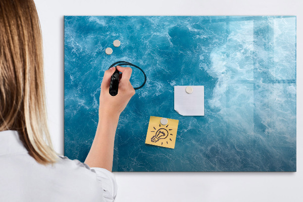 Pizarra magnética de pared con rotulador Un tablero colorido para notas y fotos.