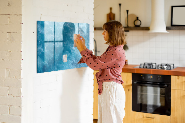 Pizarra magnética de pared con rotulador Un tablero colorido para notas y fotos.