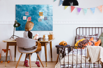 Pizarra magnética de pared con rotulador Un tablero colorido para notas y fotos.