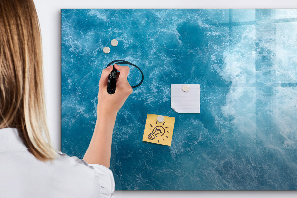 Pizarra magnética de pared con rotulador Un tablero colorido para notas y fotos.