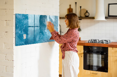 Pizarra magnética de pared con rotulador Un tablero colorido para notas y fotos.