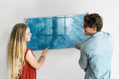 Pizarra magnética de pared con rotulador Un tablero colorido para notas y fotos.