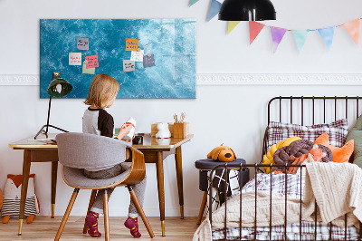 Pizarra magnética de pared con rotulador Un tablero colorido para notas y fotos.
