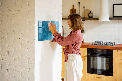 Pizarra magnética de pared con rotulador Un tablero colorido para notas y fotos.