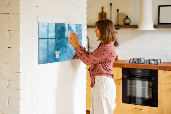 Pizarra magnética de pared con rotulador Un tablero colorido para notas y fotos.