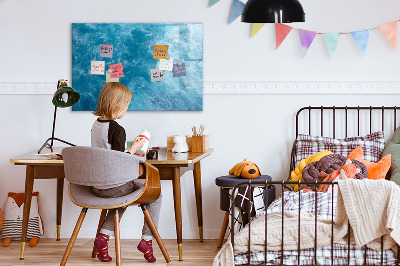 Pizarra magnética de pared con rotulador Un tablero colorido para notas y fotos.