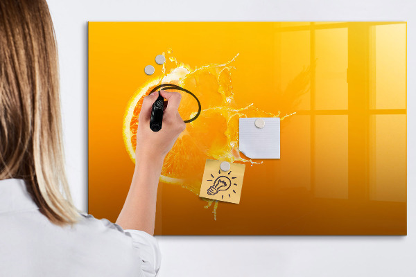 Pizarra magnética de pared con rotulador Un tablero colorido para notas y fotos.
