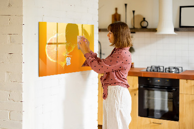 Pizarra magnética de pared con rotulador Un tablero colorido para notas y fotos.