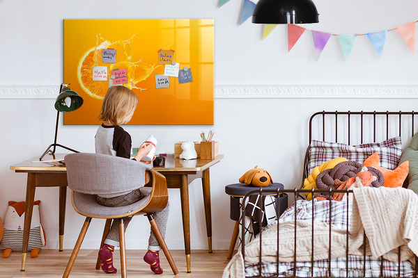 Pizarra magnética de pared con rotulador Un tablero colorido para notas y fotos.