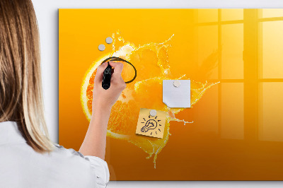 Pizarra magnética de pared con rotulador Un tablero colorido para notas y fotos.