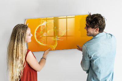 Pizarra magnética de pared con rotulador Un tablero colorido para notas y fotos.