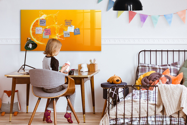 Pizarra magnética de pared con rotulador Un tablero colorido para notas y fotos.