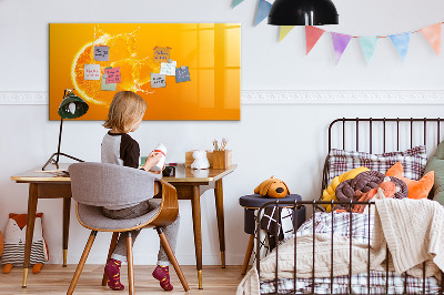 Pizarra magnética de pared con rotulador Un tablero colorido para notas y fotos.