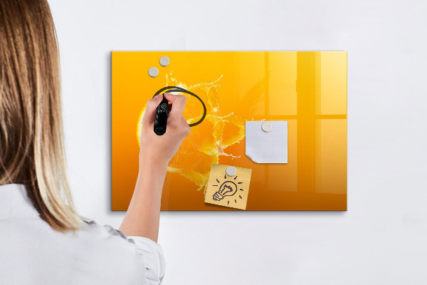 Pizarra magnética de pared con rotulador Un tablero colorido para notas y fotos.