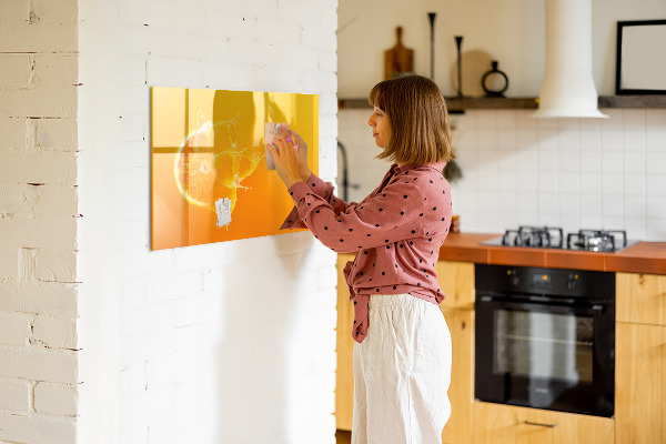 Pizarra magnética de pared con rotulador Un tablero colorido para notas y fotos.