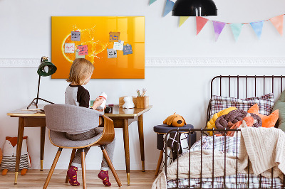 Pizarra magnética de pared con rotulador Un tablero colorido para notas y fotos.