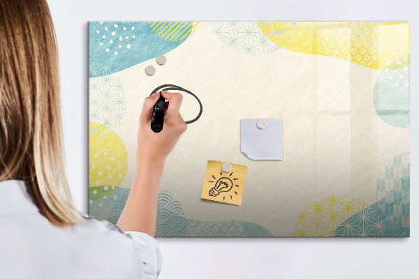 Pizarra magnética de pared con rotulador Un tablero colorido para notas y fotos.