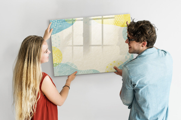Pizarra magnética de pared con rotulador Un tablero colorido para notas y fotos.