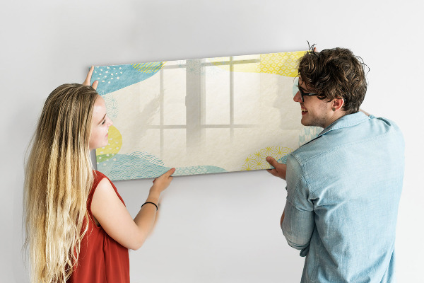 Pizarra magnética de pared con rotulador Un tablero colorido para notas y fotos.