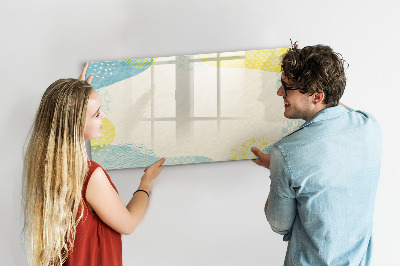 Pizarra magnética de pared con rotulador Un tablero colorido para notas y fotos.