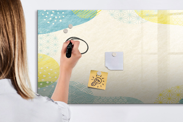 Pizarra magnética de pared con rotulador Un tablero colorido para notas y fotos.