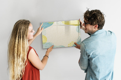 Pizarra magnética de pared con rotulador Un tablero colorido para notas y fotos.