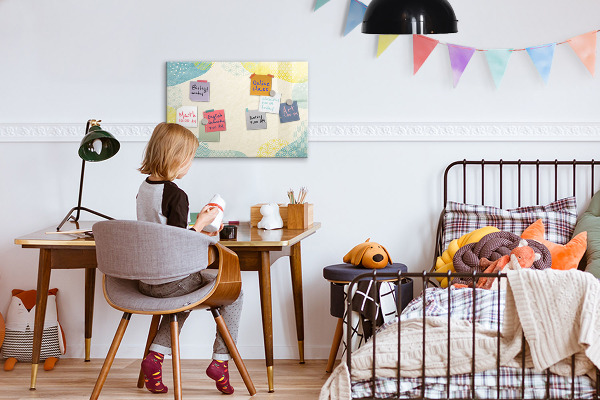 Pizarra magnética de pared con rotulador Un tablero colorido para notas y fotos.