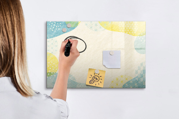 Pizarra magnética de pared con rotulador Un tablero colorido para notas y fotos.
