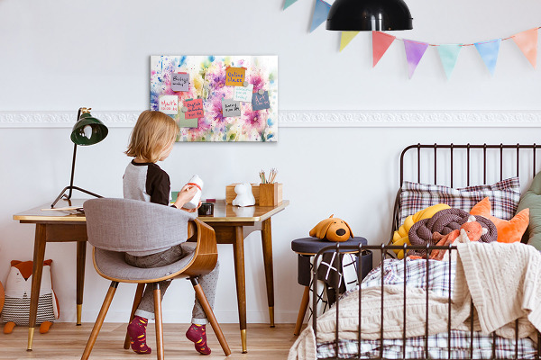 Pizarra magnética de pared con rotulador Un tablero colorido para fotos y notas.
