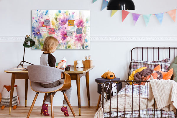 Pizarra magnética de pared con rotulador Un tablero colorido para fotos y notas.