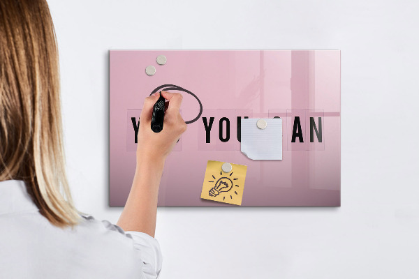 Pizarra magnética de pared con rotulador Un espacio inspirador para la autoexpresión.