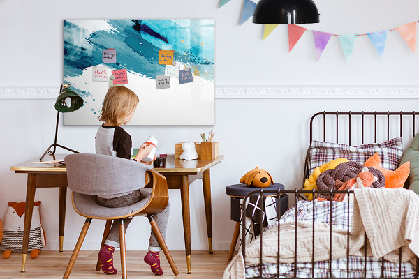 Pizarra magnética de pared con rotulador Un póster colorido para presentar fotos